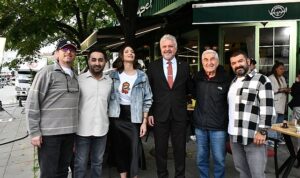 Lüleburgaz Belediye Başkanı Dr. Murat Gerenli, çekimleri Lüleburgaz’da süren ‘Paranoya’ filminin setini ziyaret ederek usta oyuncularla bir araya geldi