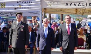 172. Alay Komutanı Yarbay Ali Çetinkaya’nın Ayvalık’ta ilk kurşun atışının 105. yıl dönümü anısına Cumhuriyet Meydanı’nda çelenk koyma töreni ardından Alibey (Cunda) Adası’nda Ali Çetinkaya büstüne çiçek bırakıldı