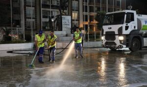 Aydın Büyükşehir Belediyesi’ne bağlı temizlik ekipleri, Aydın kent genelinde çalışmalarını sürdürüyor