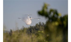 Bornova Yakaköy’de yangınla mücadele sürüyor
