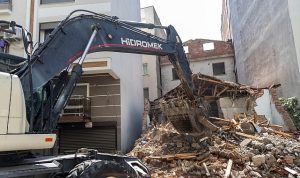 Karşıyaka’da metruk ve riskli binalar tek tek yıkılıyor