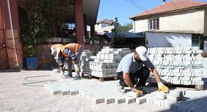 Çiğli’de yol ve park çalışmaları hız kesmeden sürüyor