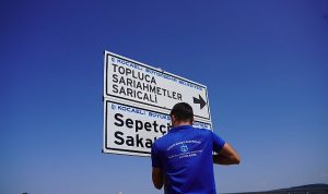 Kırsal ulaşımda levhalar yenileniyor