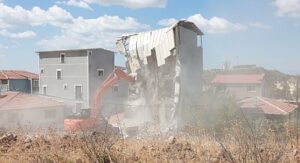 Bayraklı’da 5 katlı kaçak yapı yıkıldı