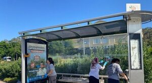 Kemer’de otobüs durakları temizleniyor