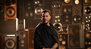 Ozan Kartal’dan geleneksel ritimlere modern yorum: ‘Zeibeck In The Desert’ yayında!