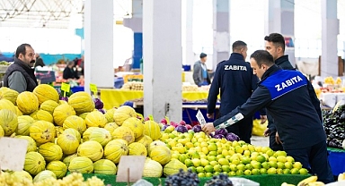 Narlıdere Belediyesi’nden Pazar Yerinde Kapsamlı Denetim