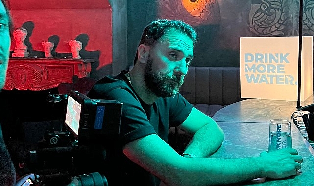 Oyuncu Fırat Çelik, Pernod Ricard ‘Drink More Water’ isimli yeni filmi ile su içmeye davet ediyor