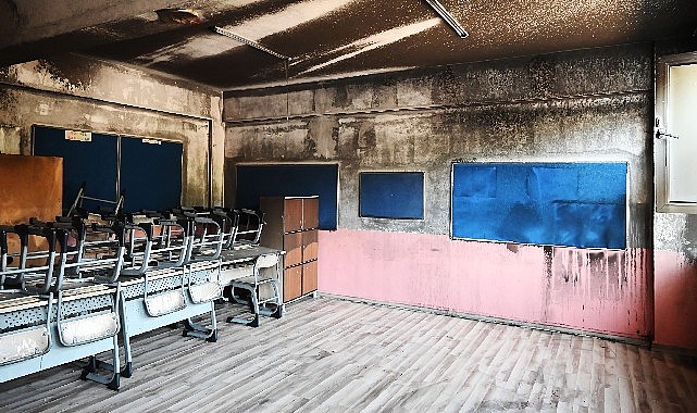 Yangında hasar gören sınıfta temizlik çalışması