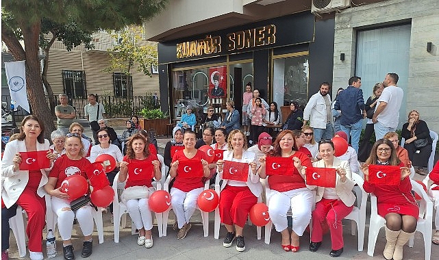 İzmir 100.yıla özel 100 türk kadınından 100 türk bayrağı