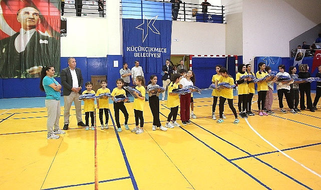 Küçükçekmece’de 3 Bin 600 Öğrenciye Spor Malzemesi Dağıtıldı