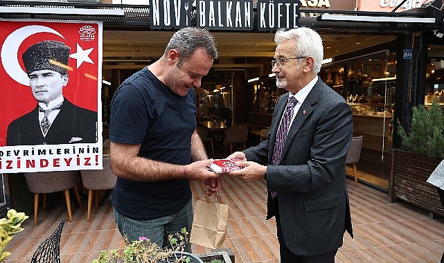 Nilüfer Belediye Başkanlardan esnafa Atatürk posteri ve Türk bayrağı