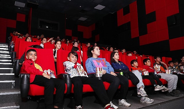 Aliağalı Öğrencilerden ‘Atatürk 1881 – 1919’ Filmine Yoğun İlgi