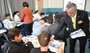 Başkan Topaloğlu’ndan öğrencilere ücretsiz LGS soru bankası kitabı