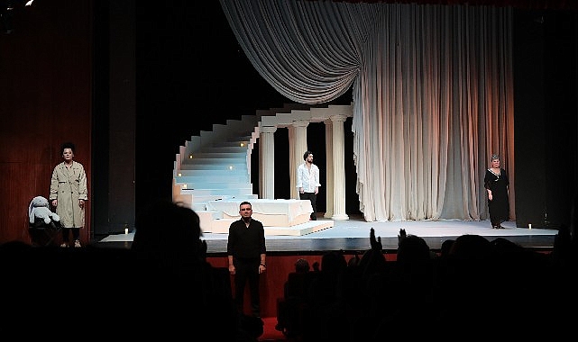 Ne hayatta ne tiyatroda istediği yeri bulamamış bir kadının hikâyesi “Ben Medea Değilim”