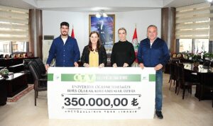 Tenis Turnuvası Geliri Balçovalı Öğrencilere Burs Oldu