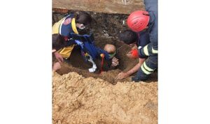 Göçükte sıkışan vatandaşı Büyükşehir itfaiyesi kurtardı