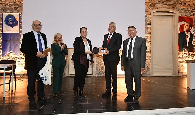 İzmir’de Depremle Yaşam Sempozyumu yapıldı