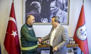 Konak’ın örnek personeline Başkan Batur’dan teşekkür