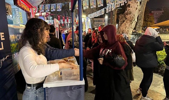 AK Parti İzmit İlçe her akşam lokma dağıtıyor