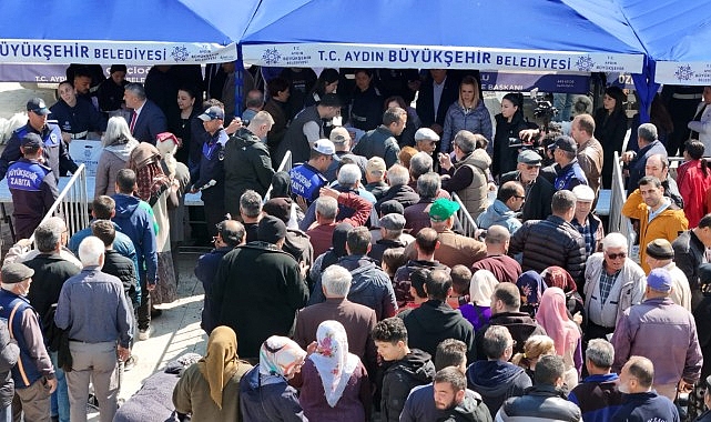 Aydın Büyükşehir Belediye Başkanı Özlem Çerçioğlu, İncirliova’da Ata Tohumlarından üretilen binlerce fidenin dağıtımını yaptı ve esnafla bir araya geldi