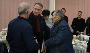 Beylikdüzü Belediye Başkanı Mehmet Murat Çalık, Ramazan ayının ilk sahurunu Yakuplu Mahallesi’ndeki komşularıyla yaptı