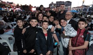Çerçioğlu, Atatürk Kent Meydanı’ndaki İftarda Vatandaşlarla Bir Aaraya Geldi