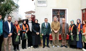 Erol Ölmez’den sağlıkçılara karanfil