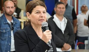 Foça Belediye Başkanı Saniye Bora Fıçı, 1 Mayıs Emek ve Dayanışma Günü’nde belediye çalışanlarıyla bir araya geldi