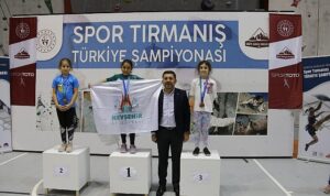 Nevşehir Belediyesi Gençlik ve Spor Kulübü sporcusu Belkıs Durmuş, Spor Tırmanış Küçükler Türkiye Şampiyonası’nda tüm rakiplerini geride bırakarak Türkiye Şampiyonu oldu.