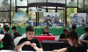 “Bağcılar’da çocuklar, Gazze’deki zeytin ağacı katliamını zeytin çekirdeğinden tespih yaparak protesto ettiler”