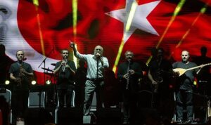 İzmir Enternasyonal Fuarı’nda müzik ve dans dolu gece