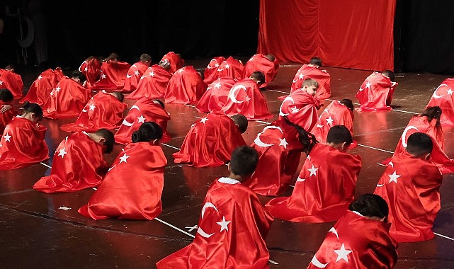 208 öğrenci kep fırlatıp mezun oldu