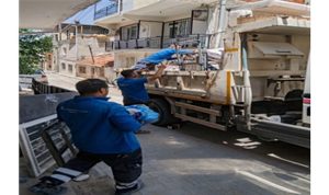 İzmir Büyükşehir Belediyesi evi zarar gören aileyi Uzundere konutlarına taşıdı