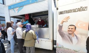 Konak’tan Ferdi Zeyrek anısına yemek ikramı