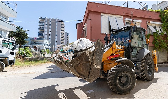 Yenişehir Belediyesi “çöp ev” niteliğindeki meskenden 10 kamyon çöp çıkardı