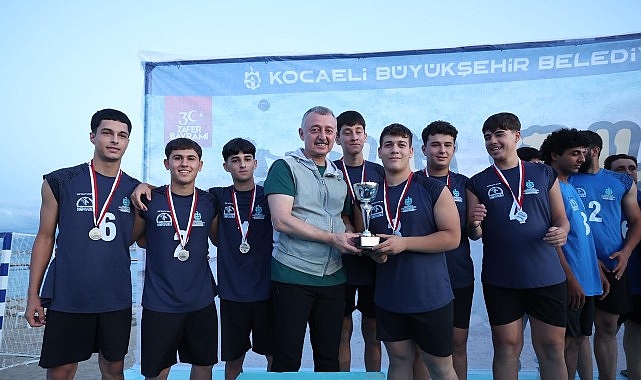 Başkan Büyükakın, gençlerin enerjisine ortak oldu; Plaj Şenlikleri Sekapark’ta başladı