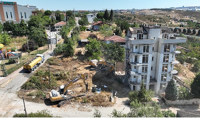 Çayırova’da riskli yapıların yıkımına başlandı