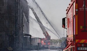 İzmir İtfaiyesi ALOSBİ’deki fabrika yangınını hızla söndürdü