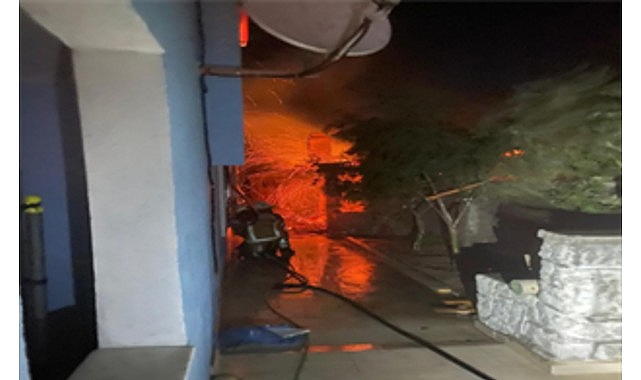 İzmir İtfaiyesi Dikili’deki yangına müdahale ediyor
