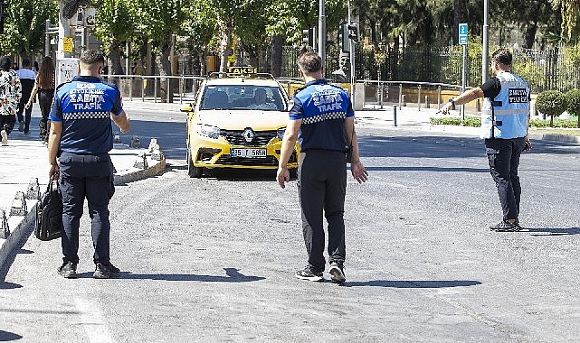 İzmir’de zabıta ekiplerinden yolcu kılığında taksi denetimi