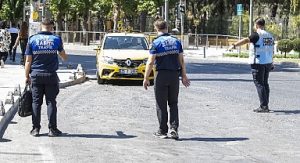 İzmir’de zabıta ekiplerinden yolcu kılığında taksi denetimi