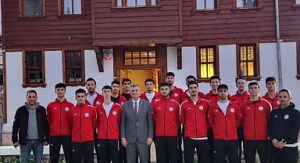 Başkan Sezer, voleybol takımına moral verdi