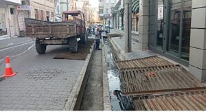 Burhaniye’de menfez ve mazgal temizlikleri başladı