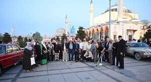 Konya Büyükşehir’den Huzurevi’ndeki Büyüklerimize Klasik Araçlar ve Açık Hava Sinemasıyla Nostaljik Sürpriz