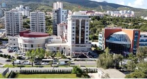 Narlıdere Belediyesi’nden minik öğrencilere çanta ve kırtasiye desteği