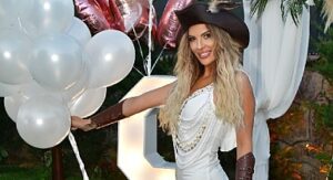 Sunucu ve Eski Türkiye Güzeli Simge Tertemiz, 38. Yaşını Yeni Evinde Kutladı!