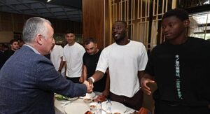 Vali Aktaş ile Başkan Büyükakın’dan Beşiktaş maçı öncesi Kocaelispor’a moral