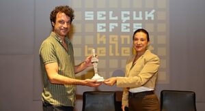 Özgür Mumcu Efes Selçuklularla buluştu: Başkan Sengel’den cesaret mesajı!