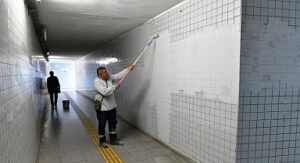 Çiğli’de sonbahar bakımı: Ağaçlar budanıyor, kent güzelleşiyor